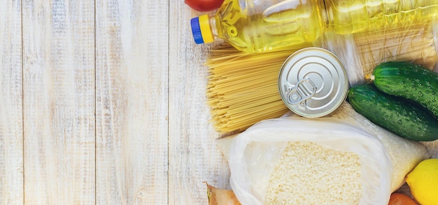 Donazione e consegna cibo a domicilio. Messa a fuoco selettiva. natura.