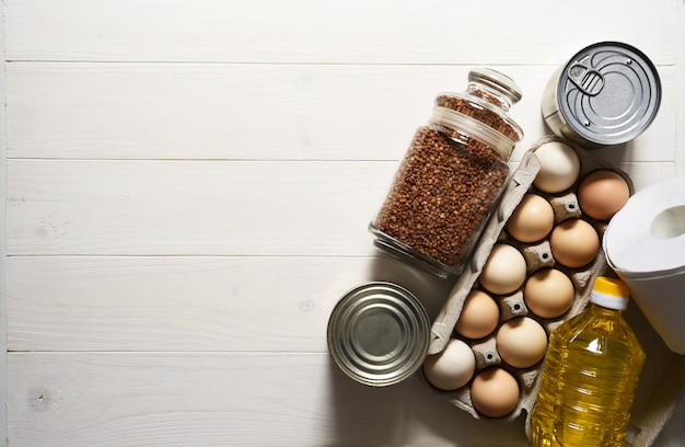 Donazioni di cibo sul legno bianco