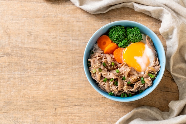 donburi, ciotola di riso con maiale con uovo onsen e verdure