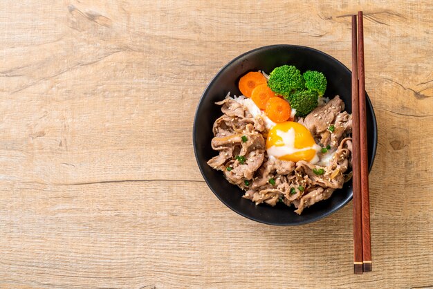 donburi, ciotola di riso con maiale con uovo onsen e verdure