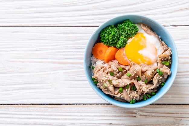 donburi, ciotola di riso di maiale con uova onsen e verdure