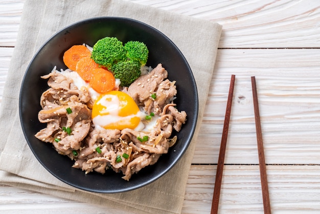 donburi, ciotola di riso di maiale con uova onsen e verdure