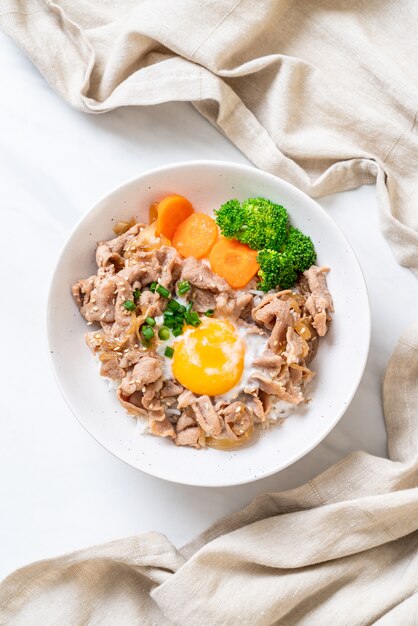 donburi, ciotola di riso di maiale con uova onsen e verdure