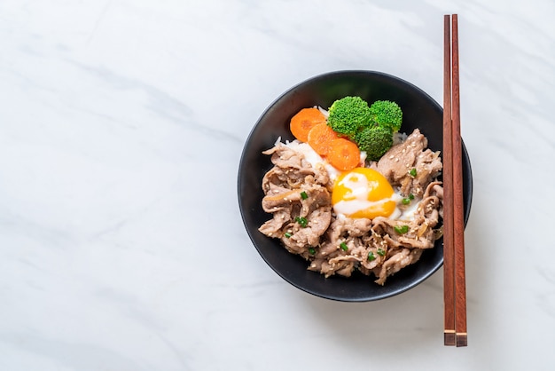 donburi, ciotola di riso di maiale con uova onsen e verdure