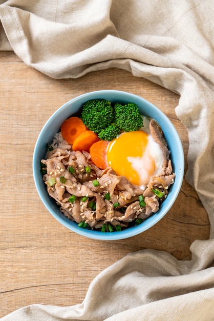 donburi, ciotola di riso di maiale con uova onsen e verdure