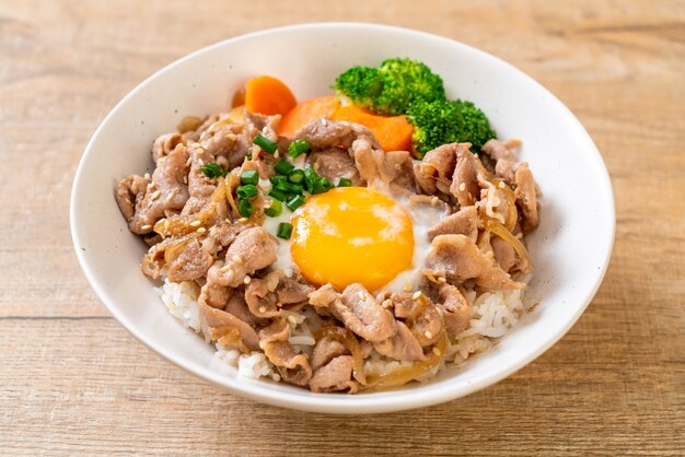 donburi, ciotola di riso di maiale con uova onsen e verdure