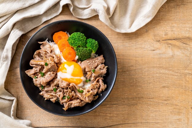 donburi, ciotola di riso di maiale con uova onsen e verdure