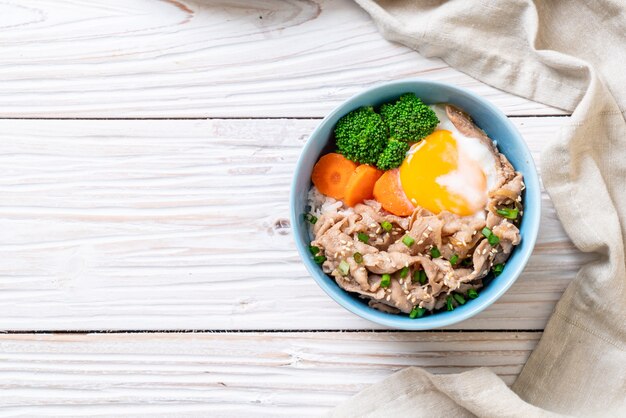 donburi, ciotola di riso di maiale con uova onsen e verdure