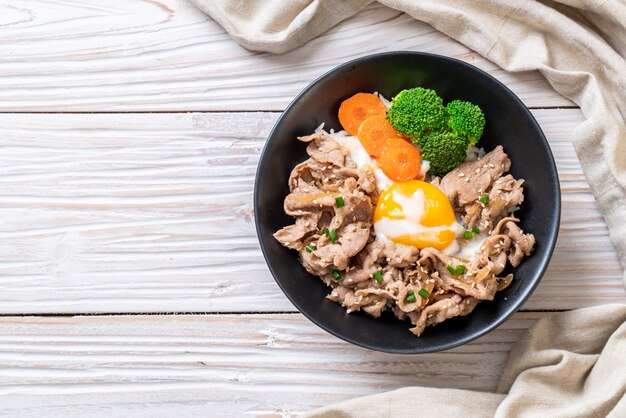 donburi, ciotola di riso di maiale con uova onsen e verdure