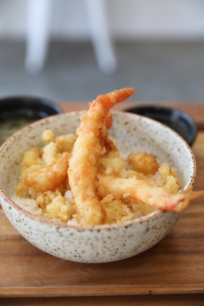 Donburi della tempura, tempura fritta del gamberetto sull'alimento giapponese del riso sulla tavola di legno