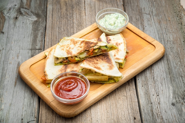 Döner Kebab - carne di pollo fritto con verdure in pita