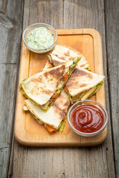 Döner Kebab - carne di pollo fritto con verdure in pita