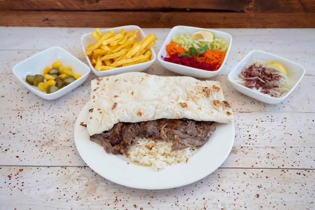 Doner Kebab con Insalata di Riso Patatine Fritte Sottaceti Cipolla