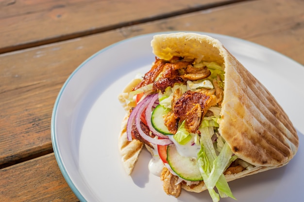 Döner Kebab in una bancarella di cibo di strada locale