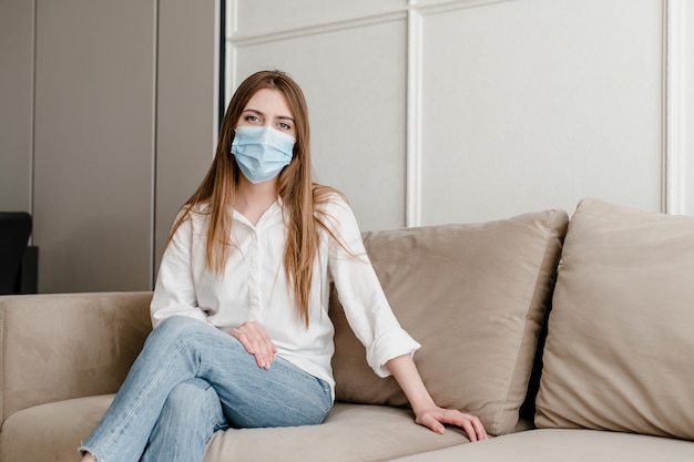 Donna a casa sulla maschera da portare dello strato