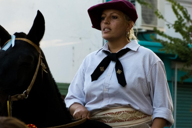 Donna a cavallo in città