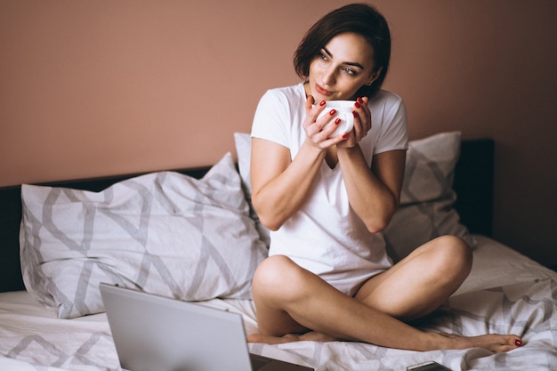 Donna a letto con il caffè