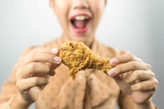 donna a mangiare pollo fritto in profondità