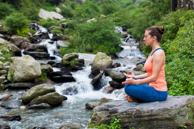 Donna a Padmasana all'aperto