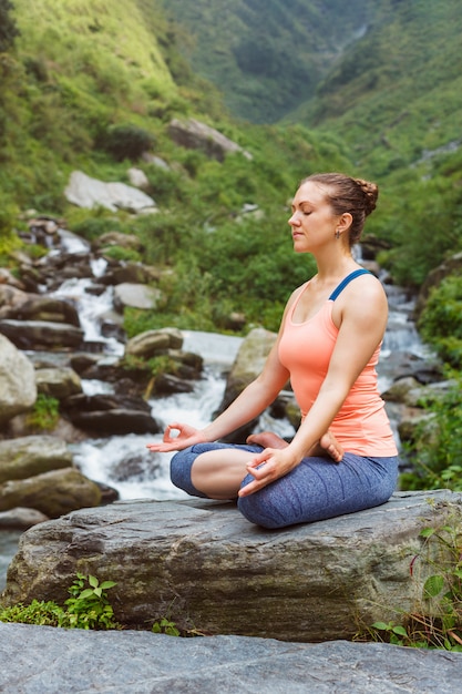 Donna a Padmasana all'aperto