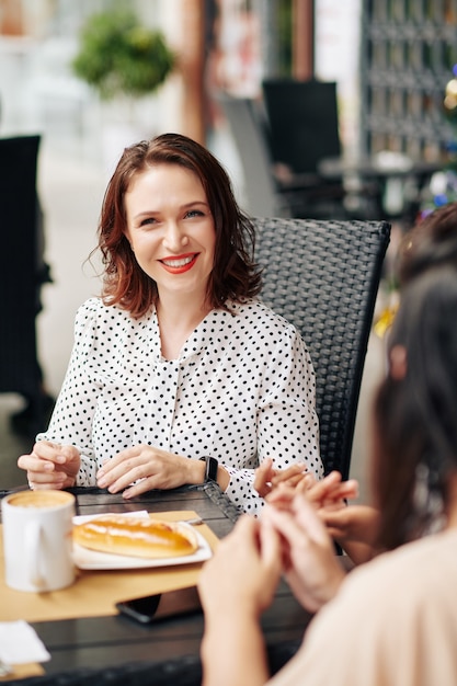 Donna a pranzo con gli amici