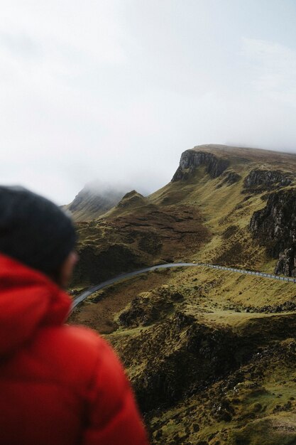 Donna a Quiraing sull'isola di Skye in Scozia