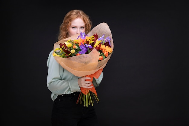 Donna a tiro medio con bouquet di fiori