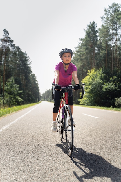 Donna a tutto campo in bicicletta