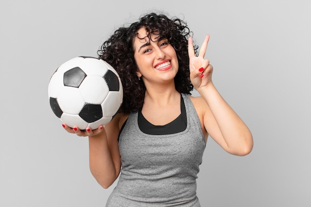 Donna abbastanza araba con un pallone da calcio.