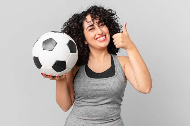 Donna abbastanza araba con un pallone da calcio.