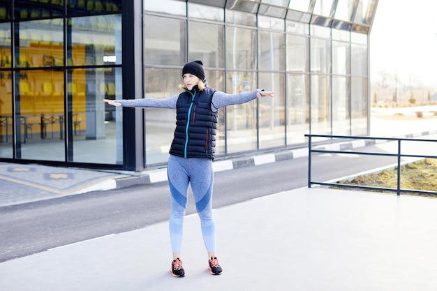 Donna abbastanza atletica formazione nel parco da solo Donna che fa riscaldamento in natura