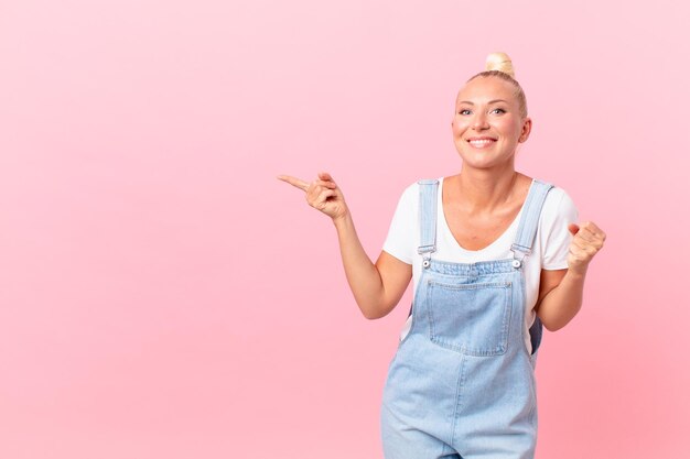 Donna abbastanza bionda che si sente scioccata, ride e celebra il successo