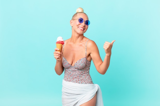 Donna abbastanza bionda con un gelato. concetto di estate