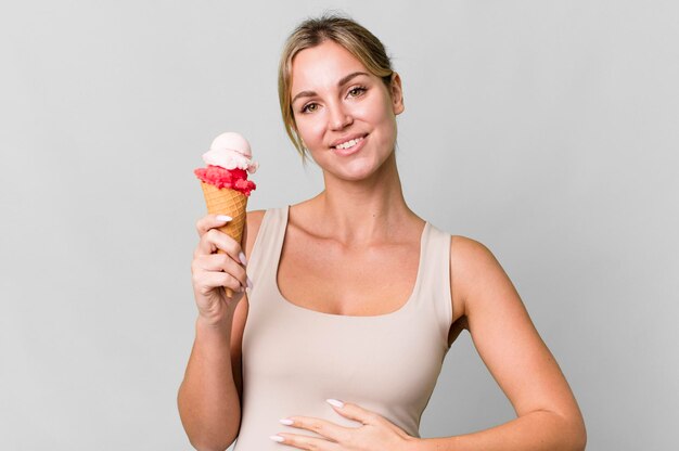 Donna abbastanza caucasica che gode di un gelato