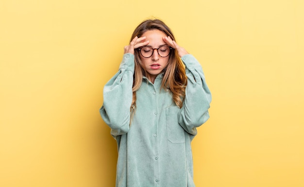 Donna abbastanza caucasica che sembra stressata e frustrata che lavora sotto pressione con mal di testa e turbata da problemi