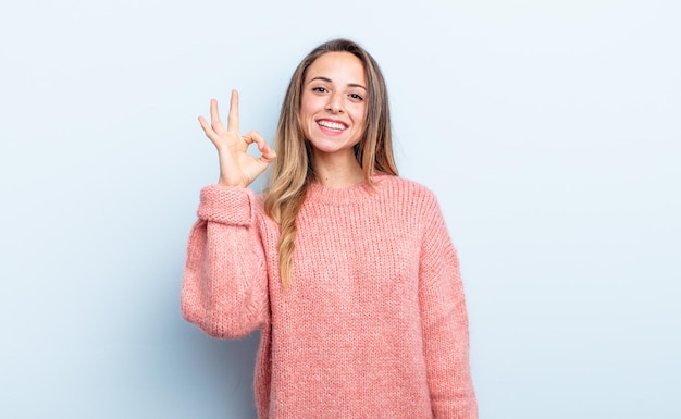 Donna abbastanza caucasica che si sente felice, rilassata e soddisfatta, mostrando approvazione con un gesto ok, sorridente