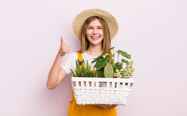 Donna abbastanza caucasica con il concetto di giardinaggio delle piante