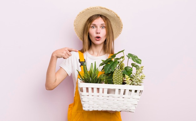 Donna abbastanza caucasica con il concetto di giardinaggio delle piante