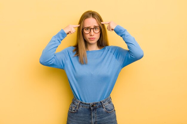 Donna abbastanza caucasica con uno sguardo serio e concentrato che fa brainstorming e pensa a un problema impegnativo