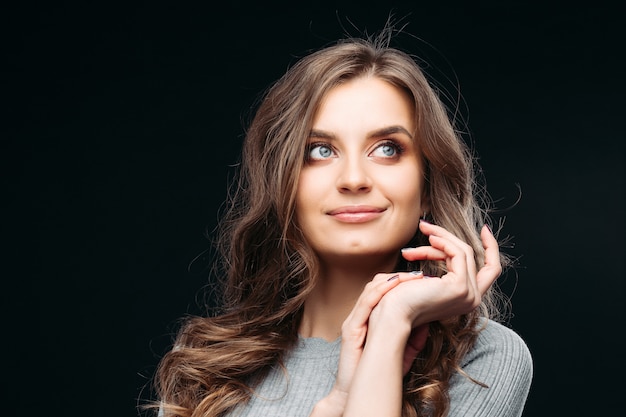 Donna abbastanza elegante con un sorriso meraviglioso