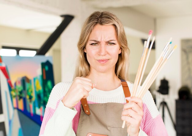 Donna abbastanza giovane che dipinge un disegno interno della casa di concetto dell'artista dell'opera d'arte