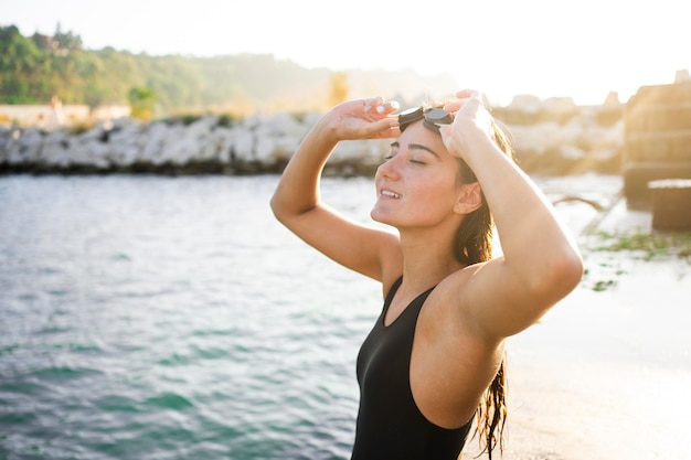 Donna abbastanza giovane che posa in costume da bagno