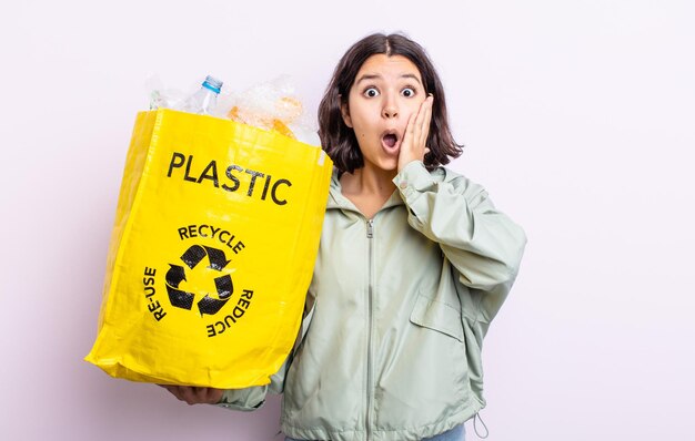 Donna abbastanza giovane che si sente scioccata e spaventata. concetto di riciclaggio della plastica