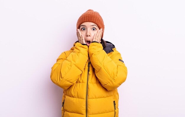 Donna abbastanza giovane che si sente scioccata e spaventata. concetto di tempo freddo