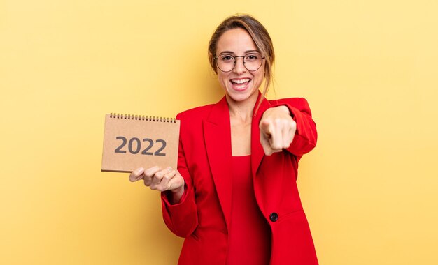 Donna abbastanza giovane che tiene un calendario 2022