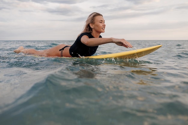 donna abbastanza giovane con la tavola da surf