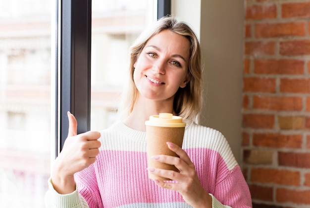 Donna abbastanza giovane con un disegno interno della casa della bevanda calda del caffè