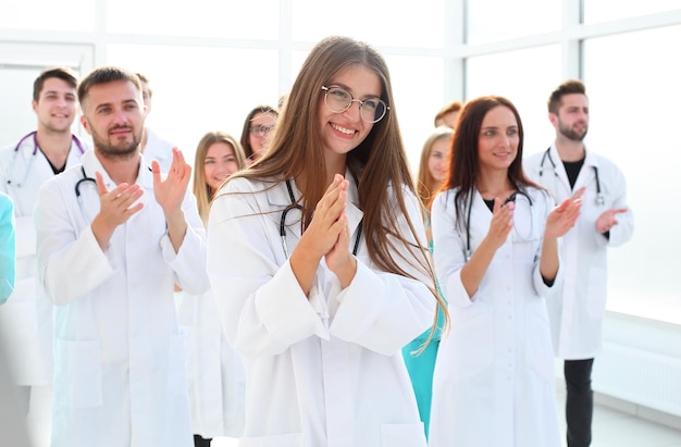 Donna abbastanza giovane di vista laterale che guarda avanti