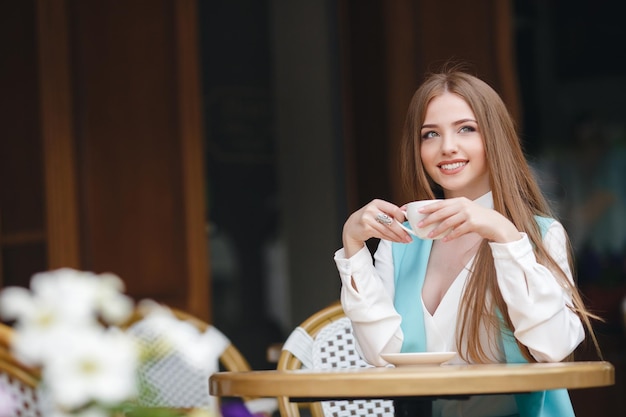 donna abbastanza giovane nella caffetteria con caffè