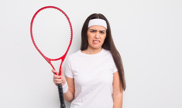 Donna abbastanza ispanica che sembra perplessa e confusa concetto di tennis
